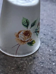 Vintage Fingerhut aus Milchglas mit handbemalten Rosen 🌹 - Bild 1 von 7