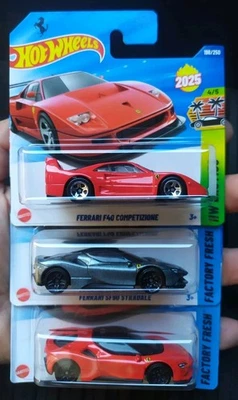 Lotto 3 Hot Wheels Ferrari: F40 + SF90 Stradale Rossa + Grigia 1:64 2025 - Immagine 1 di 4