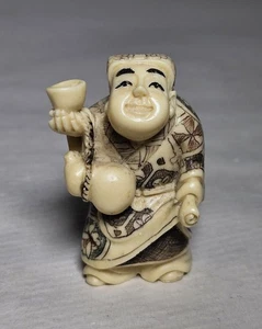 Vintage Netsuke Mann bietet Wasser Kunststoff Harz Figur signiert 2"x1,25" - Bild 1 von 5
