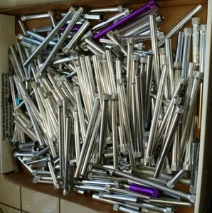 ca. 250 Metallstiele verschiedene Größen & Farben vermutlich Aluminiumrohre offene Enden - Bild 1 von 4