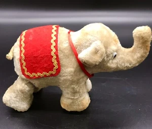 Vintage beflocktes Zugspielzeug Zirkus Elefant auf Rädern Japan roter Sattel Sammlerstück - Bild 1 von 7