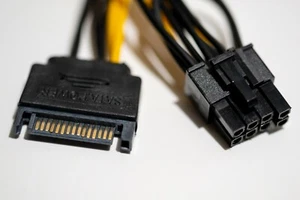 15 Pin S-ATA (SATA) male auf 6 bzw 8 Pin (6+2) PCI Express (PCI-E) Stromadapter - Afbeelding 1 van 7