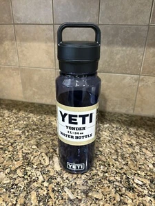 Botella de agua Yeti Yonder 1L/34oz con tapa Yonder Chug, color: azul marino (totalmente nueva) - Imagen 1 de 10