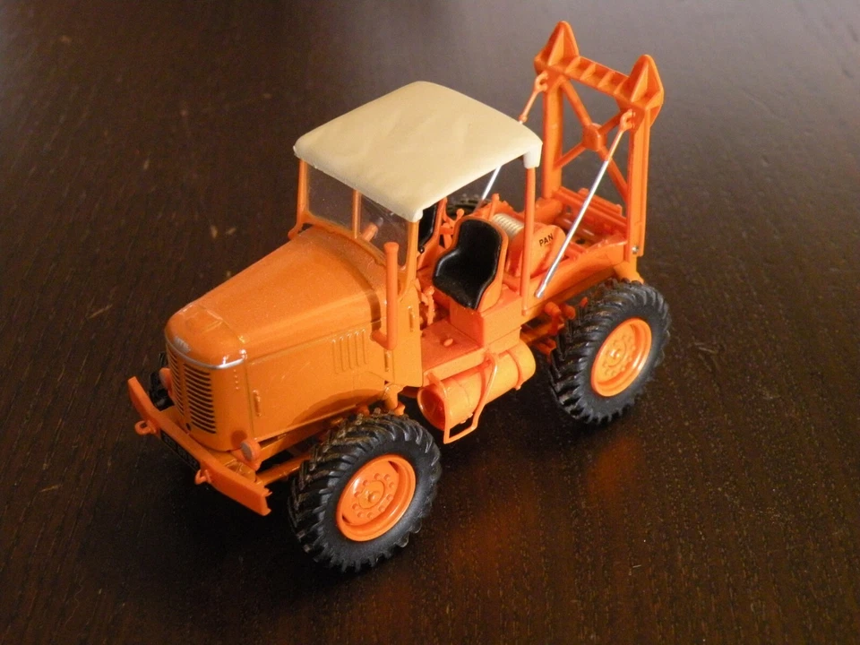 UNIVERSAL HOBBIES TRATTORE HAILL H14 TL10 - S. 1:43 - Immagine 1 di 1