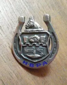Prendedor de solapa vintage HBPA Horsemen's Benevolence & Protective Association 1940 - Imagen 1 de 3