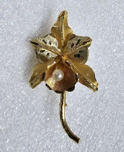 Prendedor de flor de orquídea vintage de oro macizo de 18 quilates de 1 3/4" con perla de oro amarillo y rosa - Imagen 1 de 5