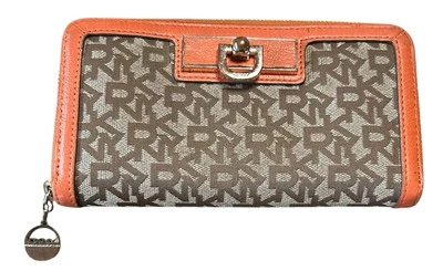 Cartera sin asas de cuero con logotipo naranja y beige DKNY Bryant con monograma Foto 1 de 4
