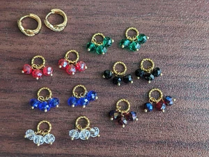 Pendientes de aro pequeños chapados en oro de 14 K con cuentas de cristal intercambiables B1 - Imagen 1 de 8