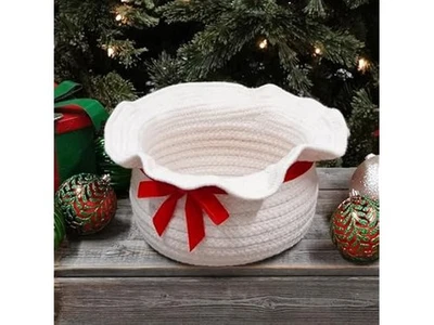 "Cesta de lana de vacaciones Colonial Mills con arcos y volantes - marfil Navidad 11""x11""x7"""  Foto 1 de 4