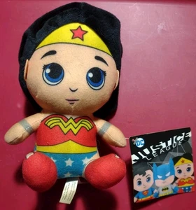 Neu mit Etikett Justice League DC Comics Toy Factory Wonder Woman 7 Zoll Plüschpuppe sitzend. - Bild 1 von 5