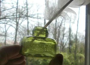 WILLIAMSBURG QUILL HOLDER HAND BLOWN GREEN GLASS SOUVENIR REPRODUCTION INKWELL - Picture 1 of 5
