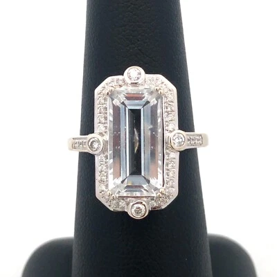 Anillo llamativo estilo Art Deco con detalles de diamantes y topacio blanco de diseñador de oro blanco de 14K Foto 1 de 4