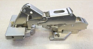 Blum Schrankscharniere 70.654-01 mit aufsteckbarer Bodenplatte 175L663-01.22, selbstschließend - Bild 1 von 4