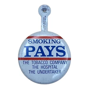 Vintage Smoking Pays Tobacco Company Krankenhaus und Bestatter 1,5" Klapplasche Pin - Bild 1 von 3
