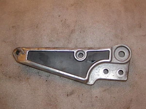 Suzuki GS 750E Fußrastenplatte rechts  footpeg bracket r/h - Imagen 1 de 1