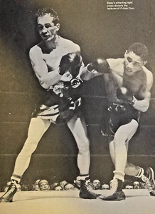 1980 Vintage Revista Ilustración Boxer Beau Jack Punching Fritzie Zivic - Imagen 1 de 2