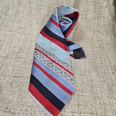 Corbata De Colección Wembley Wemlon 100% Poliéster Tejida Rayas Rojo y Azul EE. UU. Foto 1 de 4