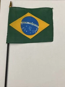 Neu Brasilien Mini Schreibtisch Flagge - schwarzer Holzstab Goldplatte 4” x 6” - Bild 1 von 3