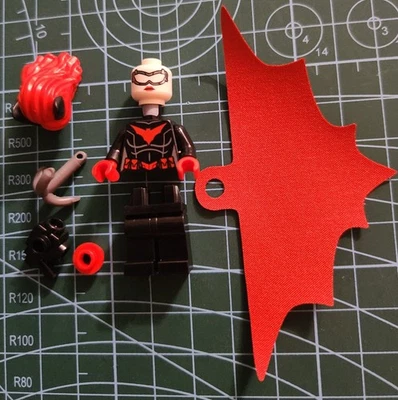 Lego 76300 Batman Arkham Asylum - Batwoman - Minifigure with Accessories - Image 1 of 3