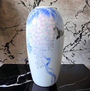 Japon. Arita. Fukagawa Seiji. Vase en porcelaine décor de fleurs et oiseau, XXe - Picture 1 of 7