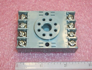 QTY (1) 97810C-E C&E 8 PIN CHASSIS MOUNT RELAY SOCKETS 10A 300V KRPA SCREW USED - Picture 1 of 2