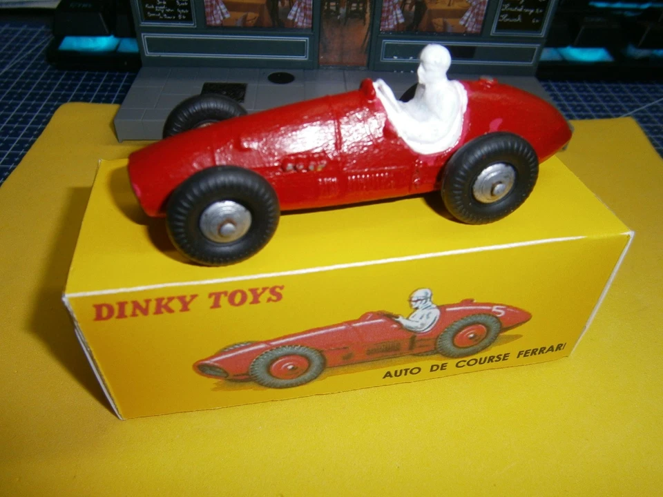 Ferrari auto de course Dinky Toys France ref 23 J d'origine repeinte + boite - Photo 1/4
