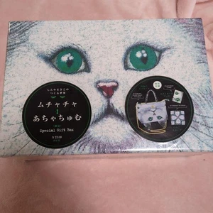Muchacha Achachum besondere Katze Geschenkbox Tragetasche Postkarte Buch Schal 3er Set - Bild 1 von 12