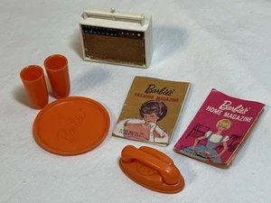 Vintage Barbie: Go-Together Radio, orange Tablett & Tassen, Telefon, Zeitschriften Konvolut - Bild 1 von 6
