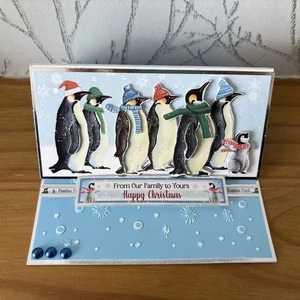 Caballete familiar pingüino hecho a mano 7"x5" tarjeta de Navidad "De nuestra familia a la tuya..." - Imagen 1 de 5