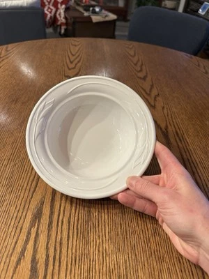 Plato redondo vintage Corning Ware informal elegancia blanco en relieve floral sin tapa Foto 1 de 4