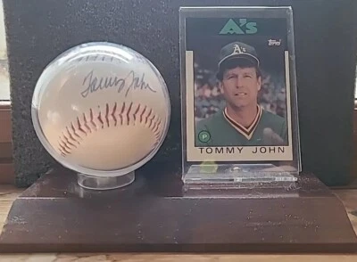 Tarjeta y soporte autógrafo de la Liga Americana de Béisbol Tommy John no autenticados Foto 1 de 4