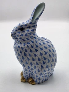Vintage Herend Blue Fishnet Porcelain Sitting Bunny Gold Accents - Picture 1 of 10