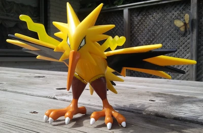 Boneco de ação de combate 2001 Nintendo Hasbro Pokemon ZAPDOS - Imagem 1 de 4