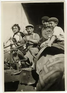PHOTO ANCIENNE - VINTAGE SNAPSHOT - AGRICULTURE PAYSAN FERMIER TRACTEUR -TRACTOR - Foto 1 di 1