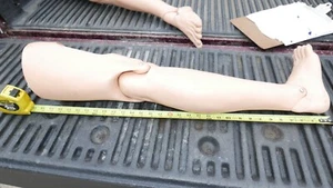 Manichino allenamento Laerdal Sim Man gamba destra per ricambi o riparazioni - Foto 1 di 6