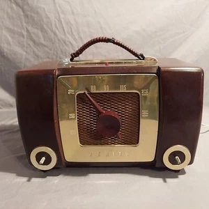 Mid-Century Zenith Bakelite Radio Model H-615 1951 - Picture 1 of 12