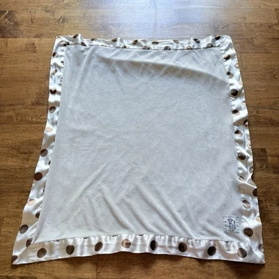 Manta bebé Little Giraffe blanca marrón ribete satinado lunares hecha en EE. UU. Foto 1 de 4