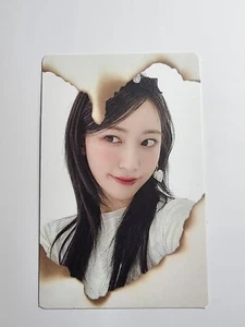 Tarjeta Fotográfica Oficial LE SSERAFIM Sakura | Álbum UNFORGIVEN Versión Compacta - Imagen 1 de 2