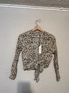 New with Tag Women’s Rollas Delilah Daisies Cropped Tie Blouse-Olive Size XS - Picture 1 of 7