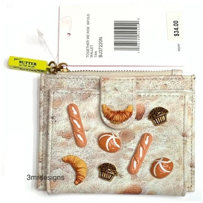 NUEVO CON ETIQUETAS Betsey Johnson TOGETHER WE RISE Imitación Cuero Doble Pliegue Pastelería Dijes Cartera Foto 1 de 4