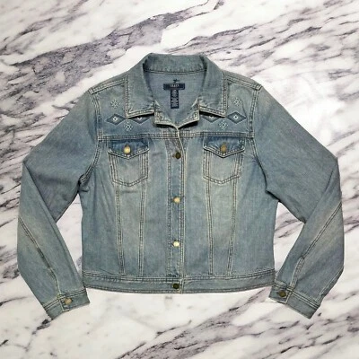 Chaps 牛仔女式刺绣牛仔卡车司机蓝色牛仔夹克,尺寸 L,二手状况完好 — 第 1/4 张图片