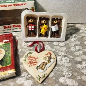 4-VTG CHRISTMAS ORNAMENTS-2000 HALLMARK SISTERS & BEAR HANG-UPS - Picture 1 of 3