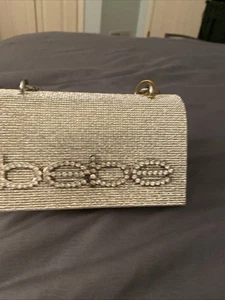 Abendtasche Bebe Silber. Der Name Bebe steht auf der Vorderseite der Handtasche mit Strass - Bild 1 von 8