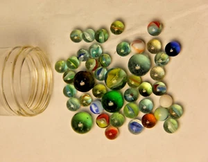 Selection of Vintage Sizes Marbles in a Small Embossed Improved Gem Mason Jar - Imagen 1 de 12