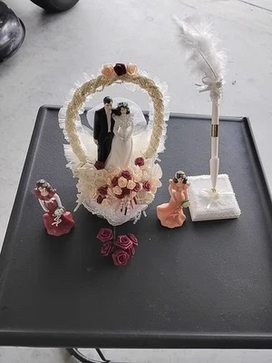 Estatuilla adorno de pastel de boda novia y novio y damas de honor con bolígrafo Foto 1 de 4