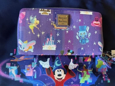 Nuevo Dooney & Bourke Disney Parks Joey Chou Atracciones Sombrero Muñequera Billetera Foto 1 de 4