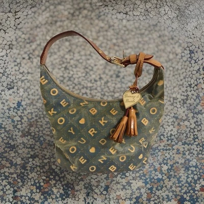 Bolso de hombro Hobo de lona con monograma Dooney & Bourke Foto 1 de 4