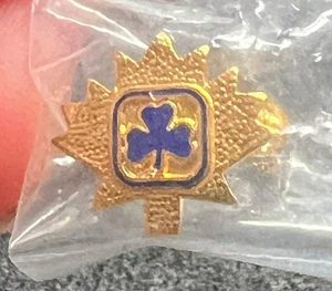 CANADIAN MAPLE LEAF GIRL GUIDE TREFOIL FRIENDSHIP PIN BADGE NEW IN PACKET - Picture 1 of 3