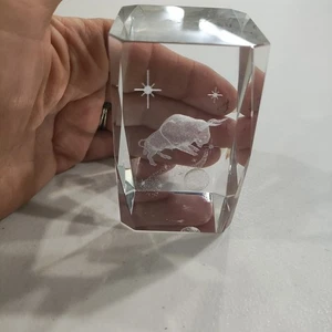 Briefbeschwerer aus geätztem Plexiglas mit Stier innen - Bild 1 von 6
