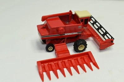 Ertl 1:80 International Combine With 2-Heads - Image 1 of 4